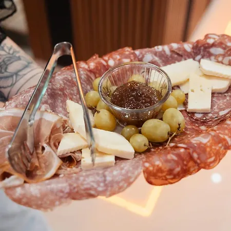 Matteo Garden & Restaurant فندق فلورا