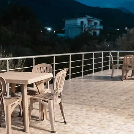 Matteo Garden & Restaurant فلورا
