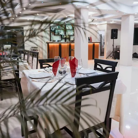 Matteo Garden & Restaurant فلورا